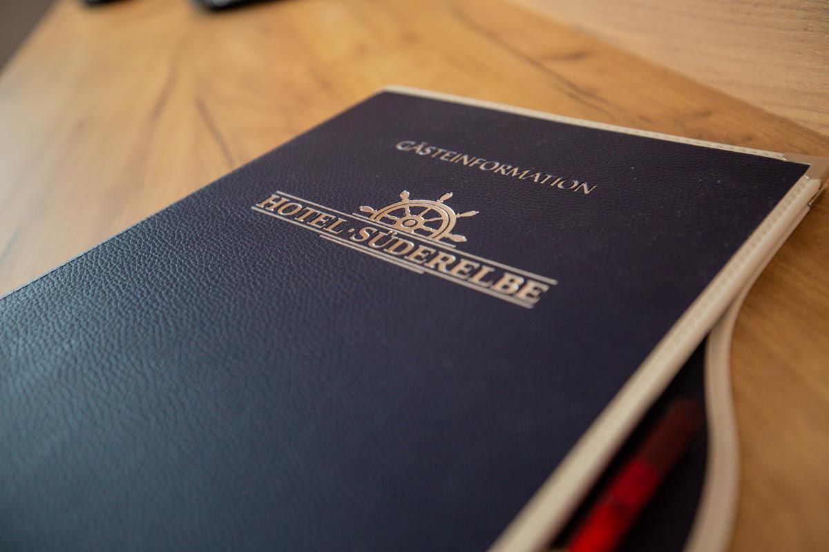 Gästemappe mit dem Wappen des Hotel Süderelbe