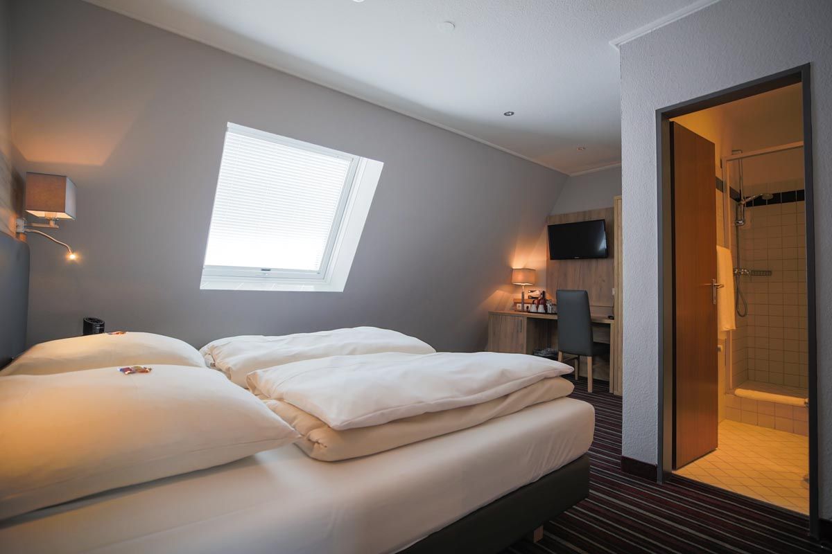 Helles Zimmer mit Dachfenster