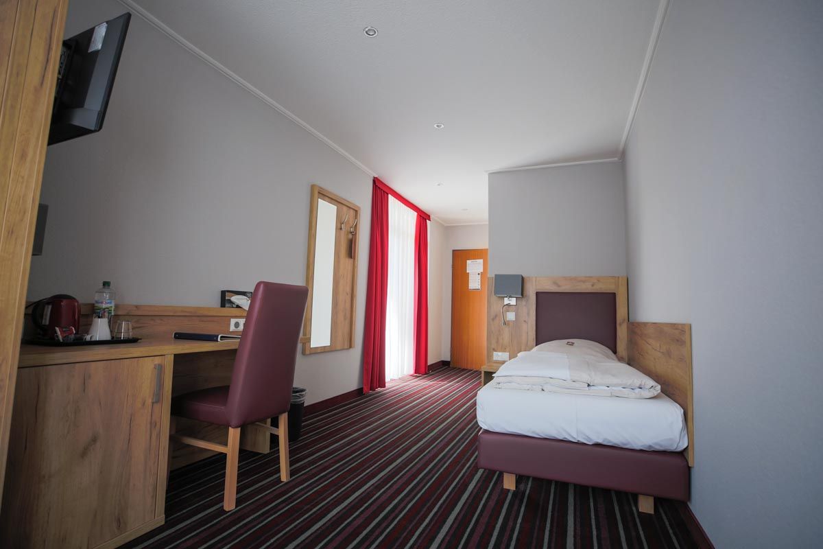 Komfortzimmer mit Sitzbereich im Hotel Süderelbe