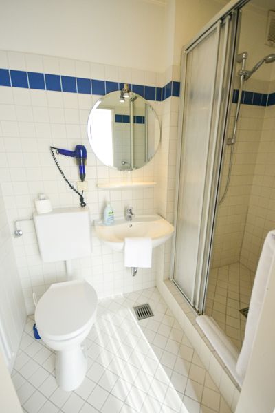Modernes Badezimmer mit Dusche