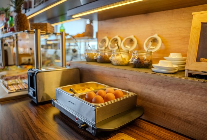 Toaster, Eier und frisches Obst am Buffet