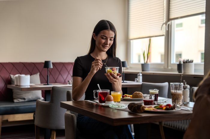 Gedeckter Frühstückstisch mit Gast