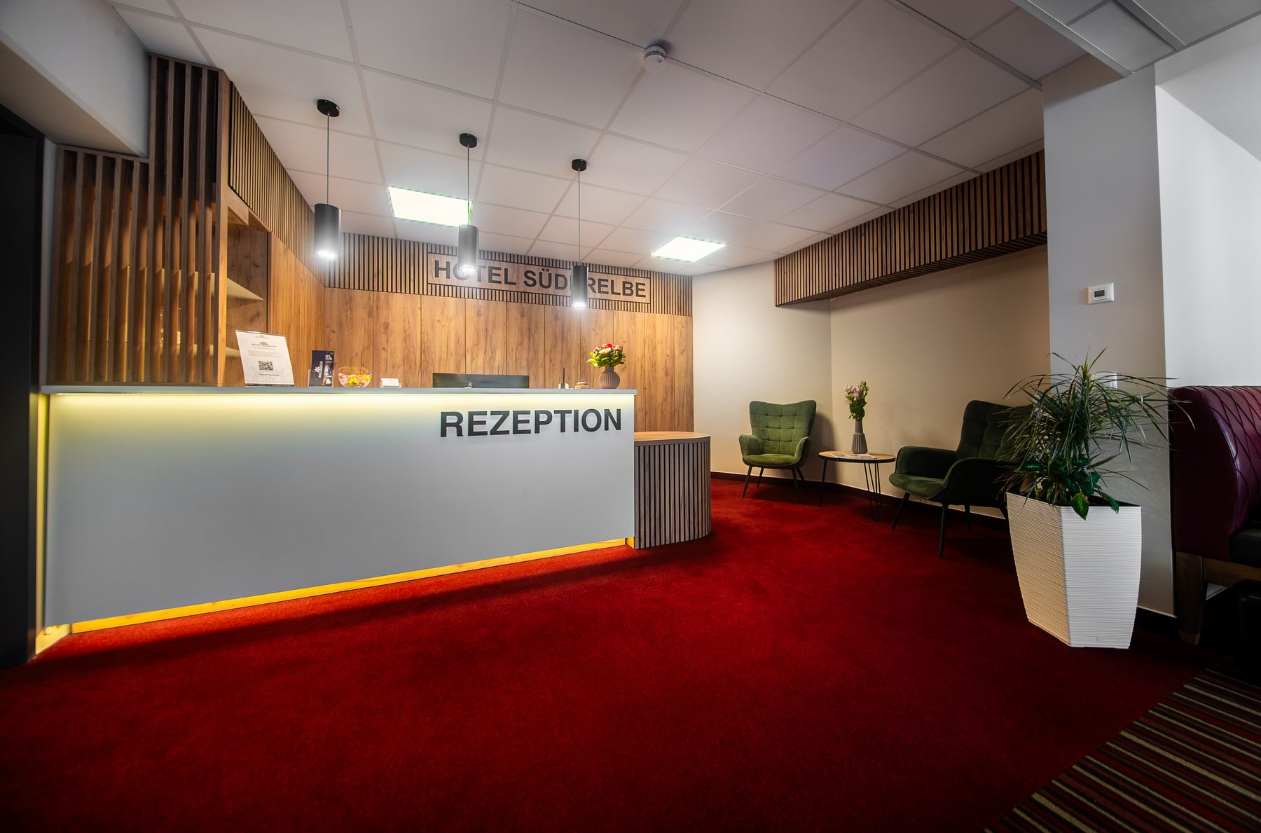 Rezeption mit beleuchtetem Tresen