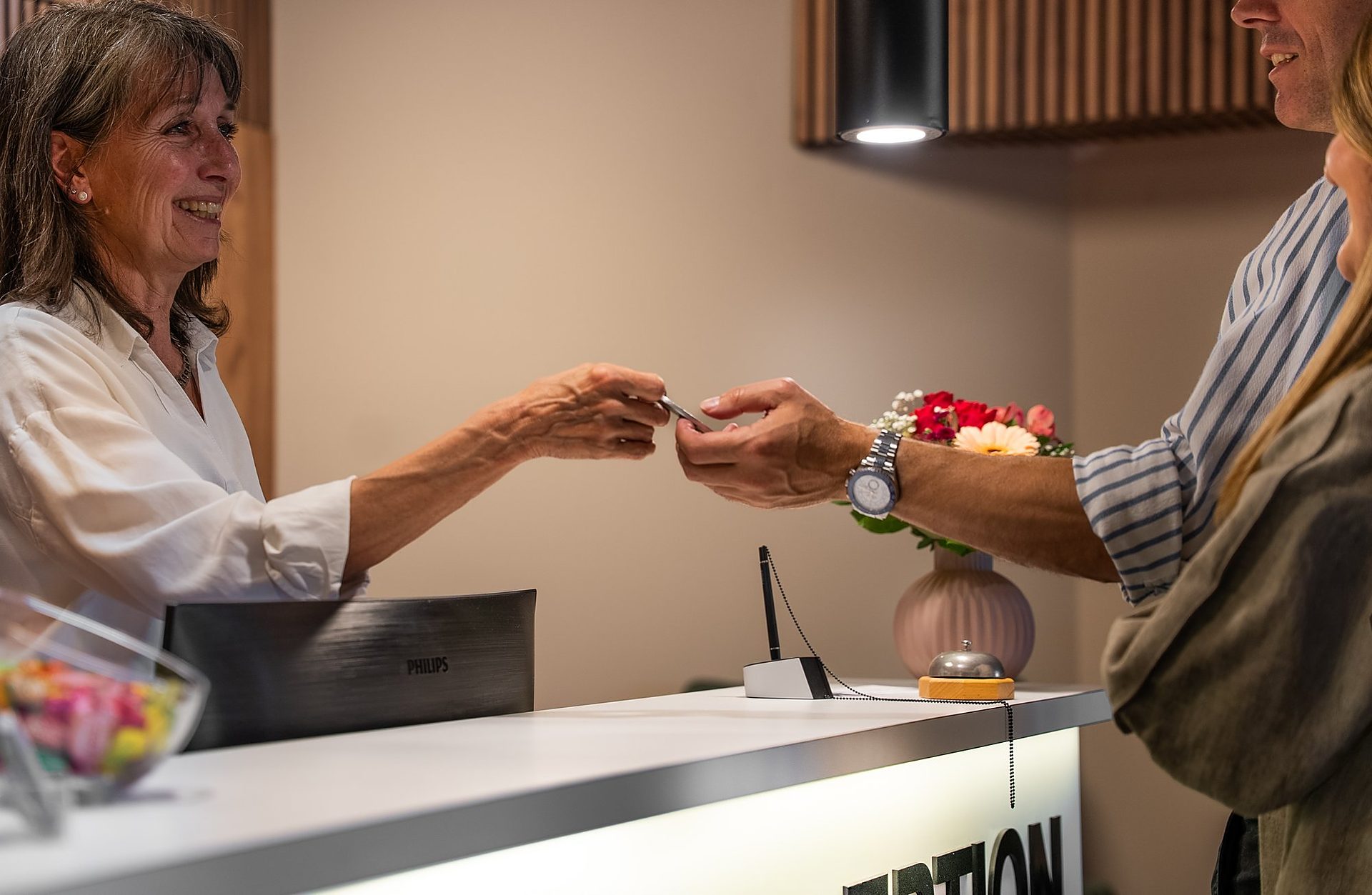 Persönliche Begrüßung und Schlüsselübergabe an der Rezeption des Hotel Süderelbe