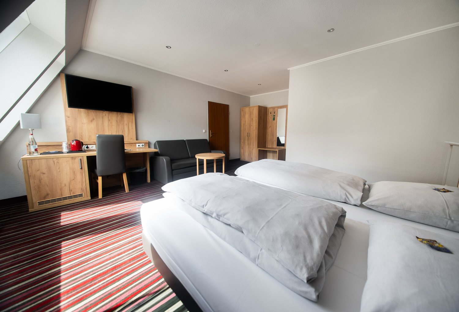 Doppelzimmer mit Sitzecke im Hotel Süderelbe